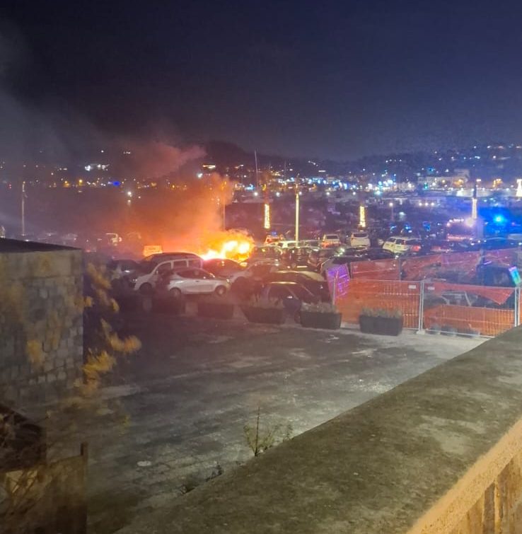 BREAKING NEWS – Incendio a Forio, in fiamme più auto nel parcheggio Marinai d’Italia (il&nbsp;video)