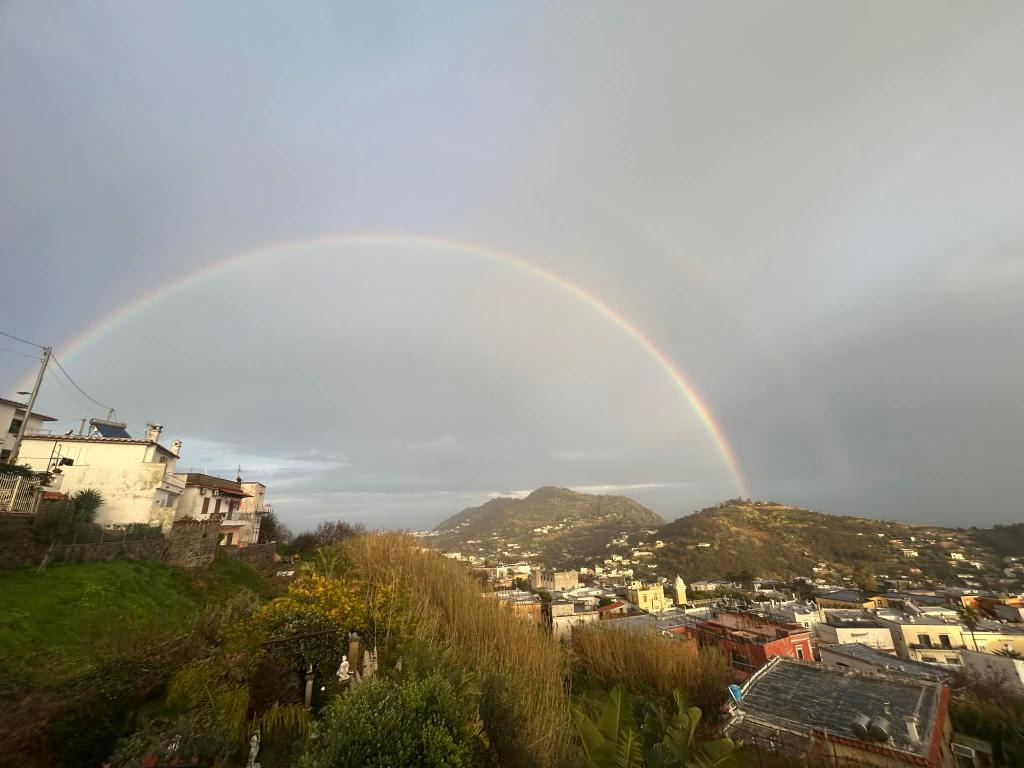 Barano, l’arcobaleno dipinge il cielo ed è&nbsp;magia