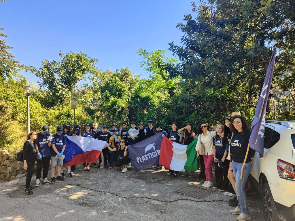 Erasmus e ambiente, a Zaro una giornata green con Plastic Free Ischia e l’I.C. Mennella