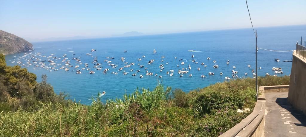 Maronti, la cartolina della prima domenica d’estate: l’invasione di barche nella&nbsp;baia