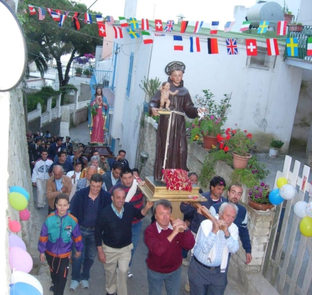 I fedeli si ritrovano ai piedi del Santo per la Tredicina in suo onore nella chiesa a lui dedicata in Piazza IV Novembre a&nbsp;Fontana