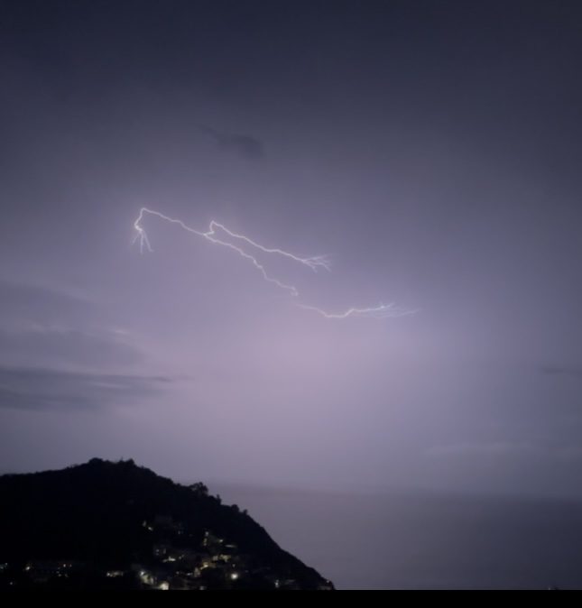 Ai Maronti il temporale fa spettacolo: i fulmini di ieri sera incantano la&nbsp;baia