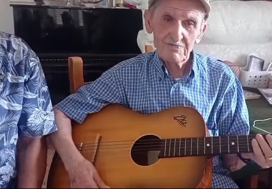 La chitarra non ha età: Vincenzo Lombardi incanta Barano a 95&nbsp;anni