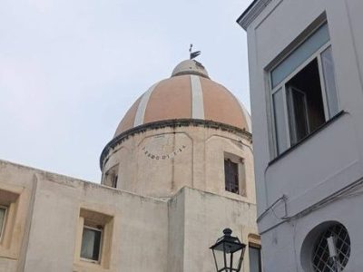 In queste ultime ore imperversa il maltempo, e anche Ischia “paga” le conseguenze della pioggia incessante. Sull’isola, oltre ai soliti disagi dovuti al forte dissesto idrogeologico, si registra una lesione ad una chiesa&nbsp;storica.
