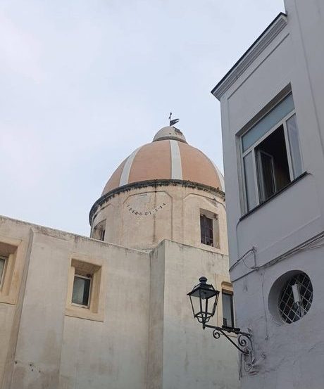 In queste ultime ore imperversa il maltempo, e anche Ischia “paga” le conseguenze della pioggia incessante. Sull’isola, oltre ai soliti disagi dovuti al forte dissesto idrogeologico, si registra una lesione ad una chiesa&nbsp;storica.