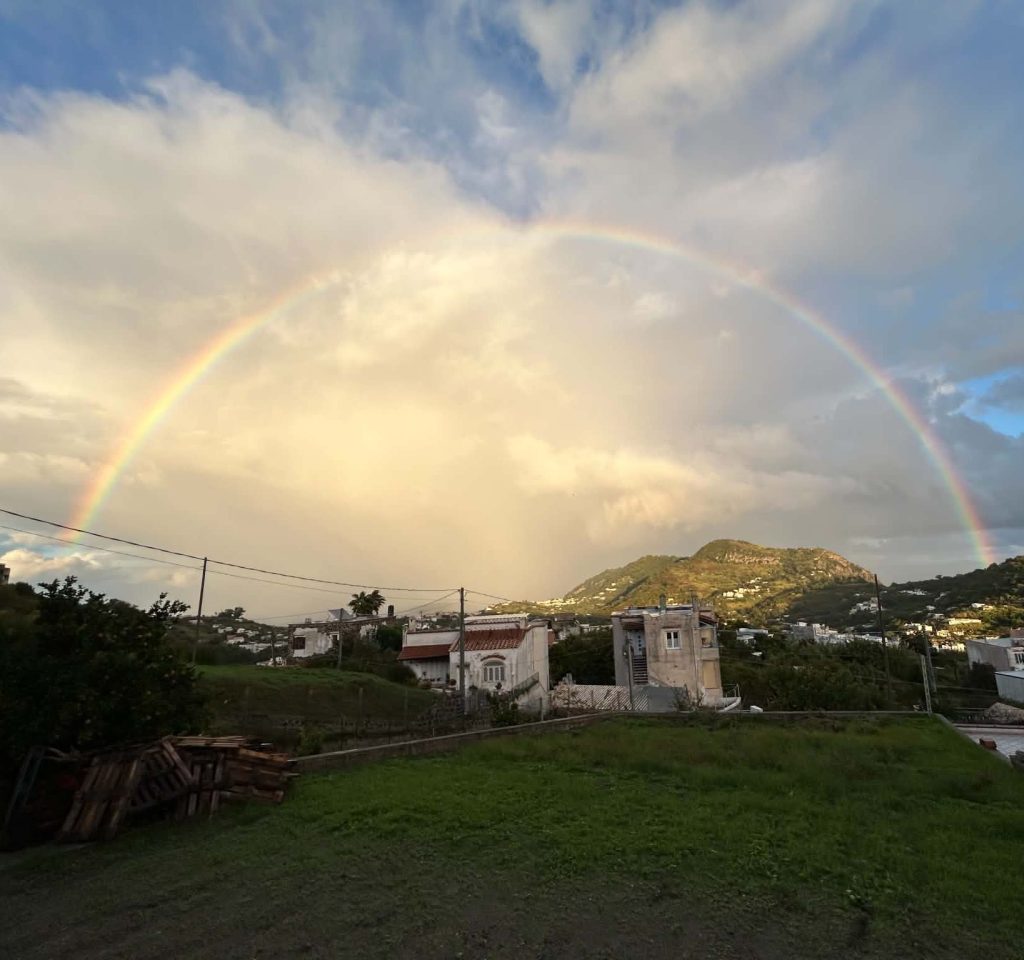 Un arcobaleno dipinge il pomeriggio di&nbsp;Barano