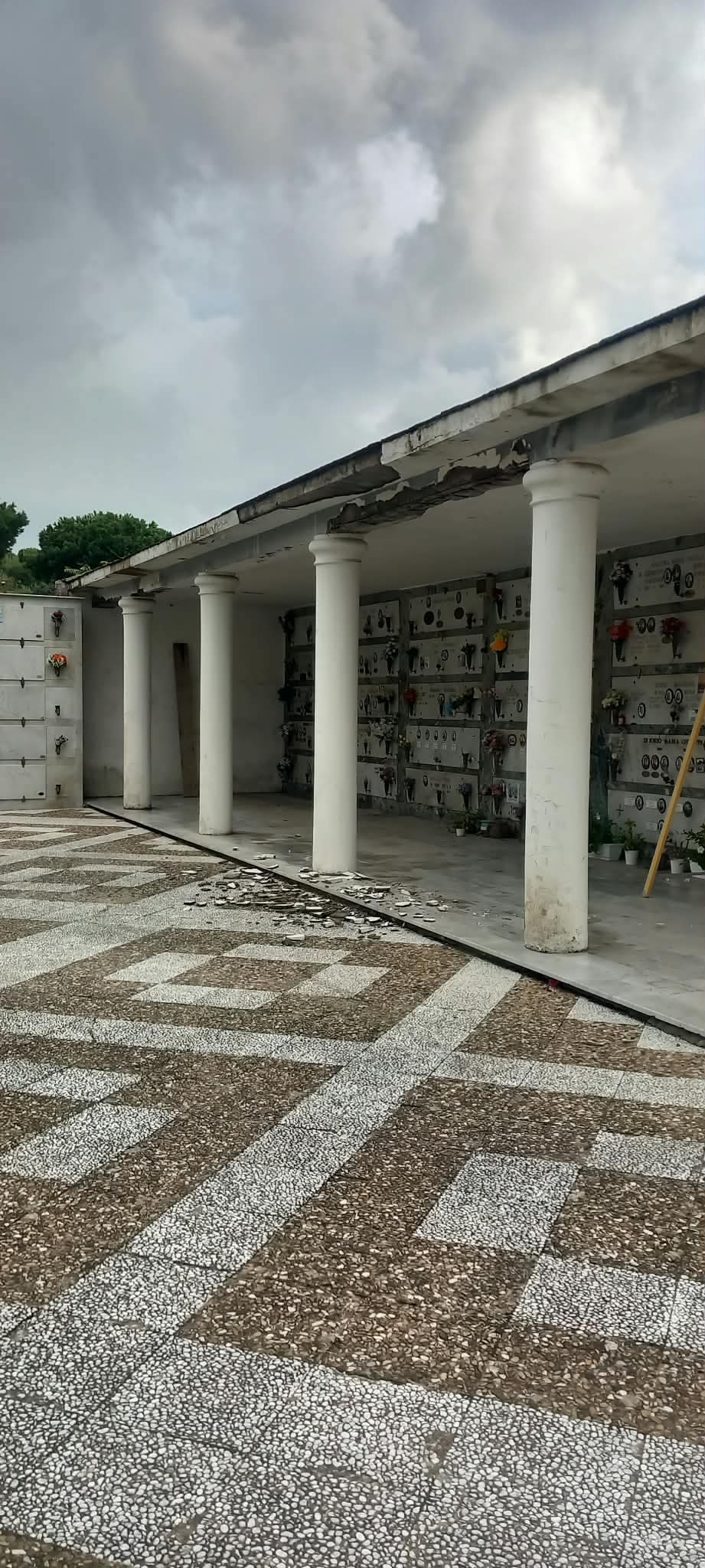 Furti di fiori e vasi al cimitero di Piedimonte