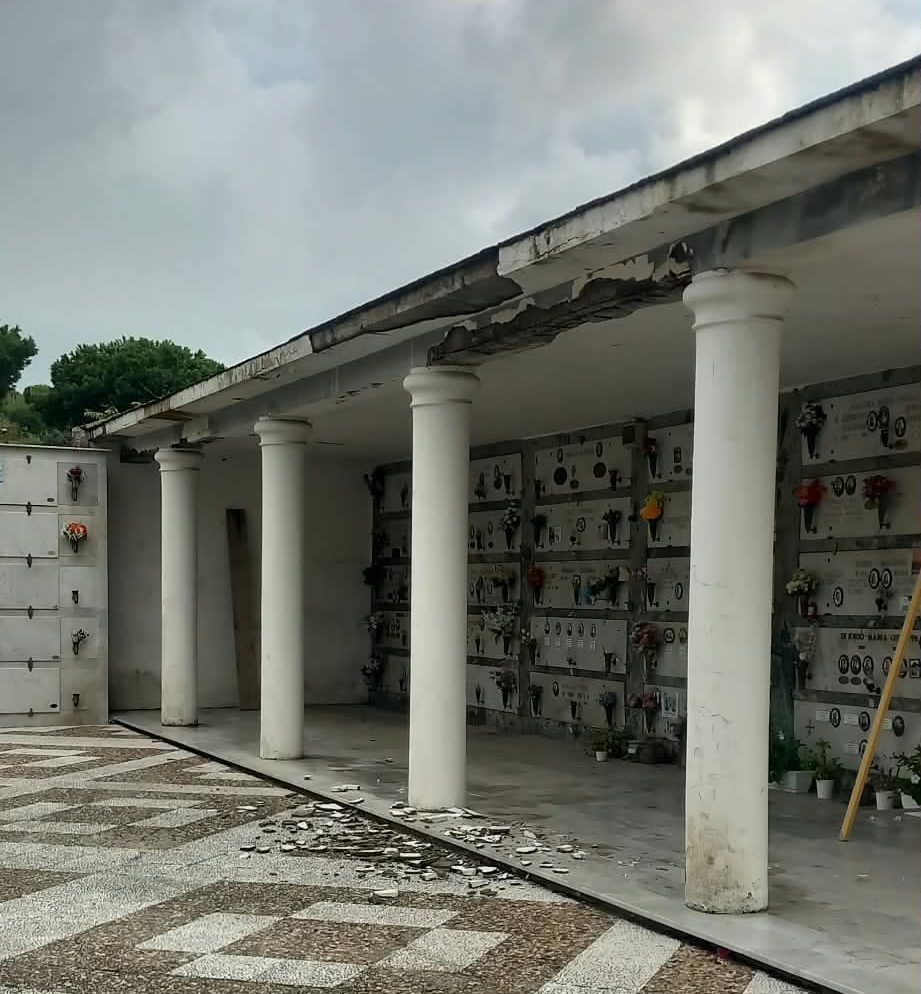 Crollano calcinacci al cimitero di Piedimonte