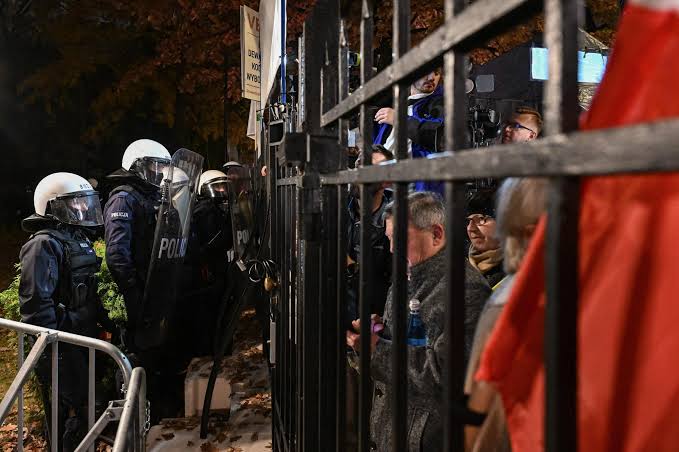 Polonia, tensione altissima a Varsavia: sospeso il presidente della Corte costituzionale, interviene la polizia