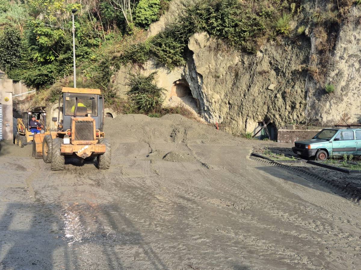 Maltempo a Serrara Fontana, oltre 61 millimetri di pioggia: SuperEco al lavoro dall’alba per liberare le strade dai&nbsp;detriti
