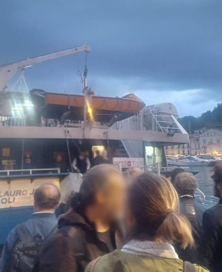 Ischia, caos alla biglietteria Alilauro: guasto tecnico, lunghe file e passeggeri costretti a perdere l’aliscafo delle 6:30