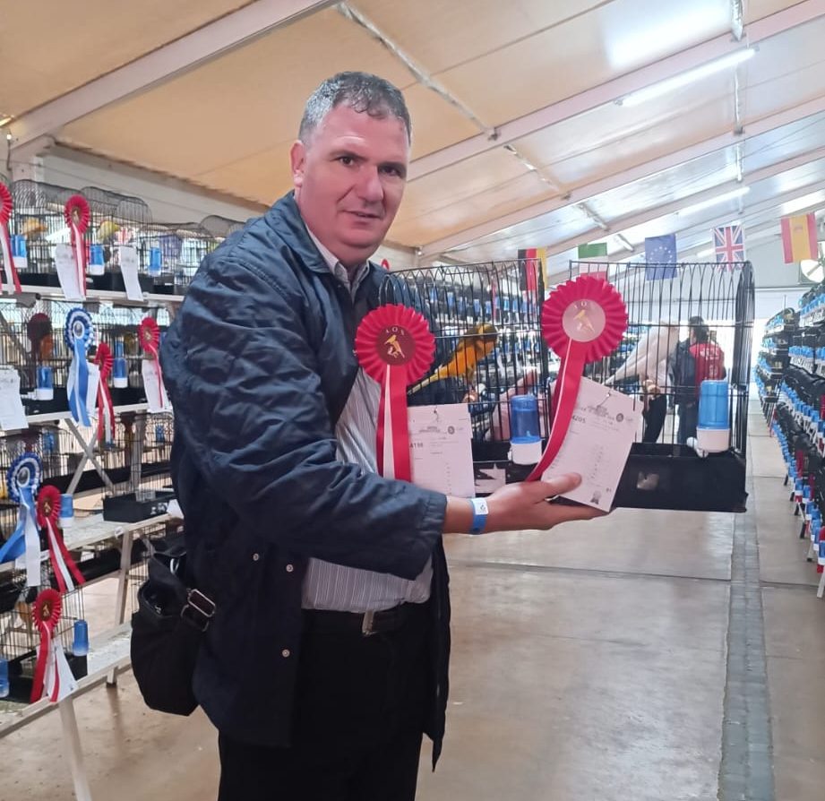 Ercolano, Claudio Iapino trionfa al Campionato Europeo di Ornitologia: quattro podi con i suoi Yorkshire